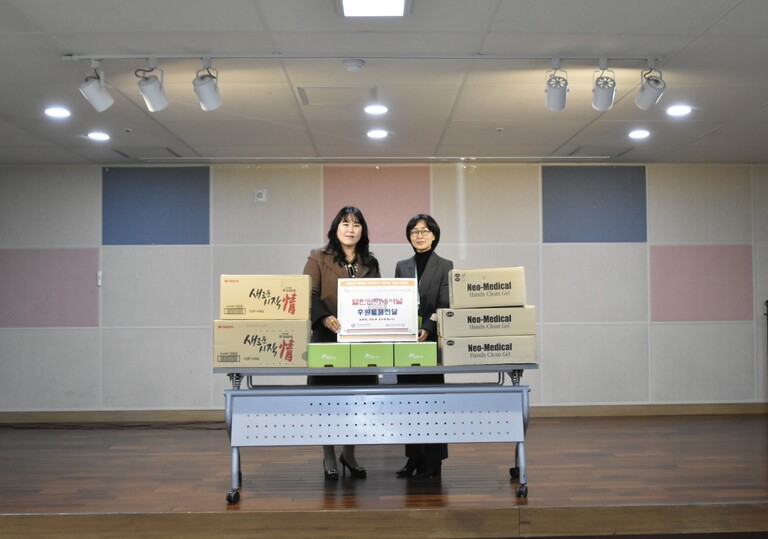 [후원전달] 열린인터네셔널 이로란 대표, 경주시장애인종합복지관 찾아 손소독제, 간식류 후원