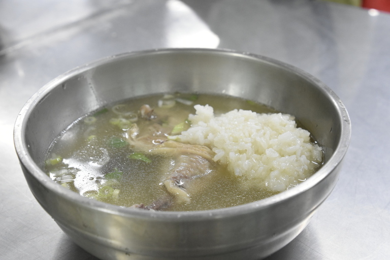 [복지관소식] 경주시장애인종합복지관 초복맞이 삼계탕 나눔행사, 경주DH유통, 김숙영님의 후원과 고위뫼봉사단의 도움으로 열려