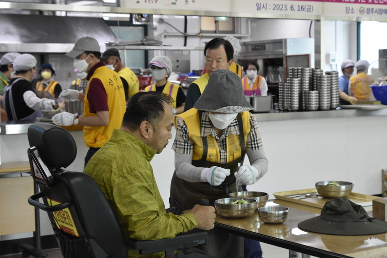 신기루자원봉사단과 함께하는 사랑의 점심나눔, ‘오늘은 짜장면 Day’ 경주시장애인종합복지관에서 열려 