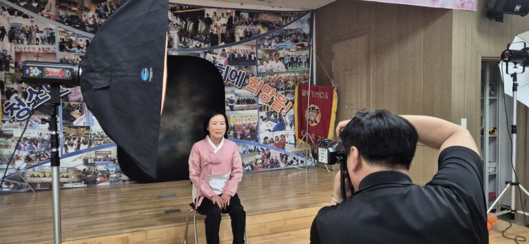 경주여성포럼 本, 한국원자력환경공단 청정누리봉사단과 연계한 '꽃보다 아름다운 당신', 지역장애인을 대상으로 장수사진 촬영 지원