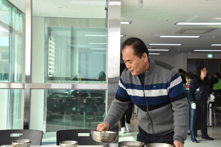 ㈜라산전공, 새빛전기의 도움으로 경주시장애인종합복지관  ‘동지맞이, 오늘은 팥죽 Day’ 행사로 400그릇 식사 대접