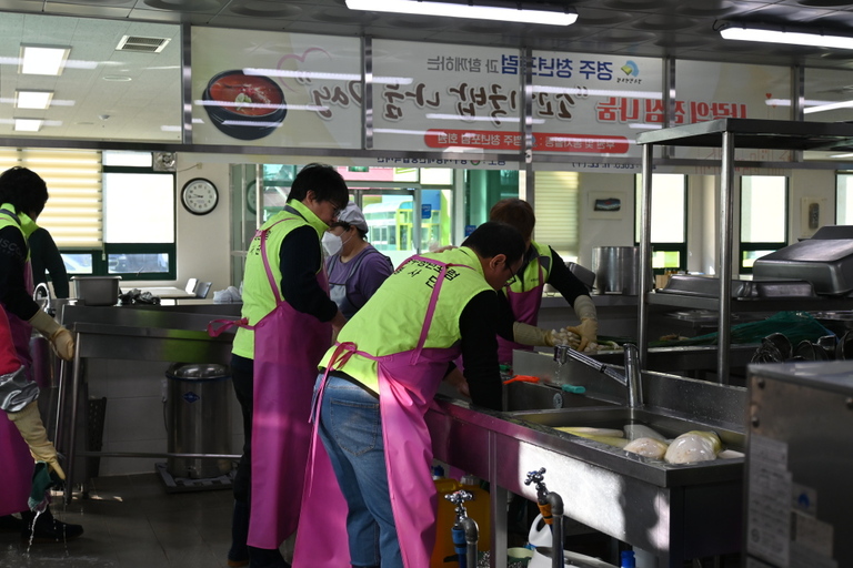 경주 청년포럼과 사랑의 점심나눔 ‘오늘은 소고기국밥 Day’, 경주시장애인종합복지관에서 열려